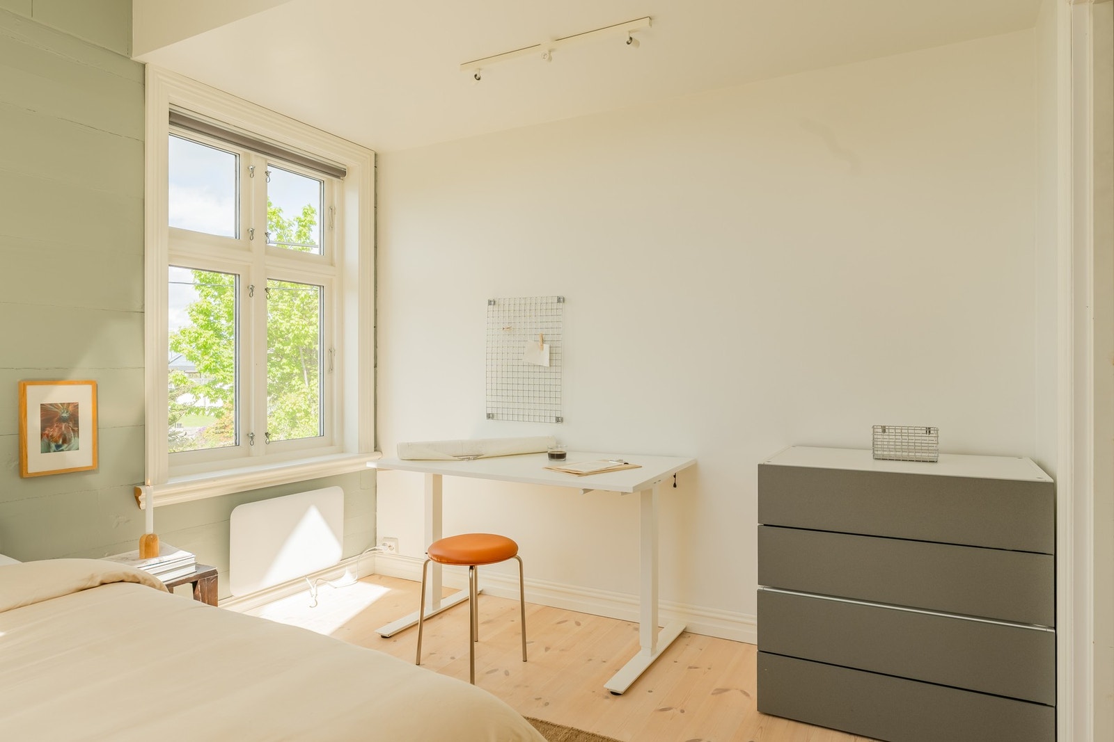 Her er det god plass til seng og garderobe, Galleribilde