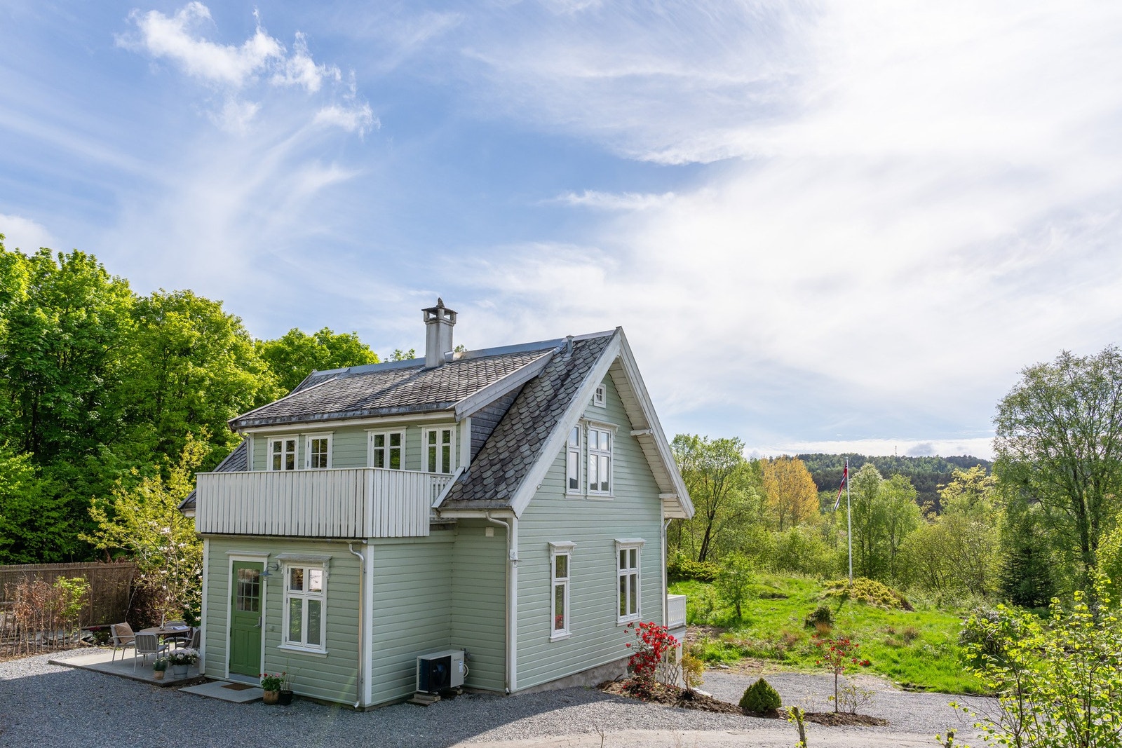 Takkonstruksjonen nyere (2016), men gamle sperr er beholdt der de er synlige utvendig. Galleribilde