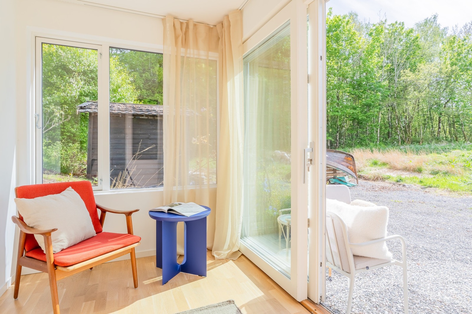Den flotte glasskyvedøren gir en naturlig overgang mellom inne og uteområdet. Galleribilde