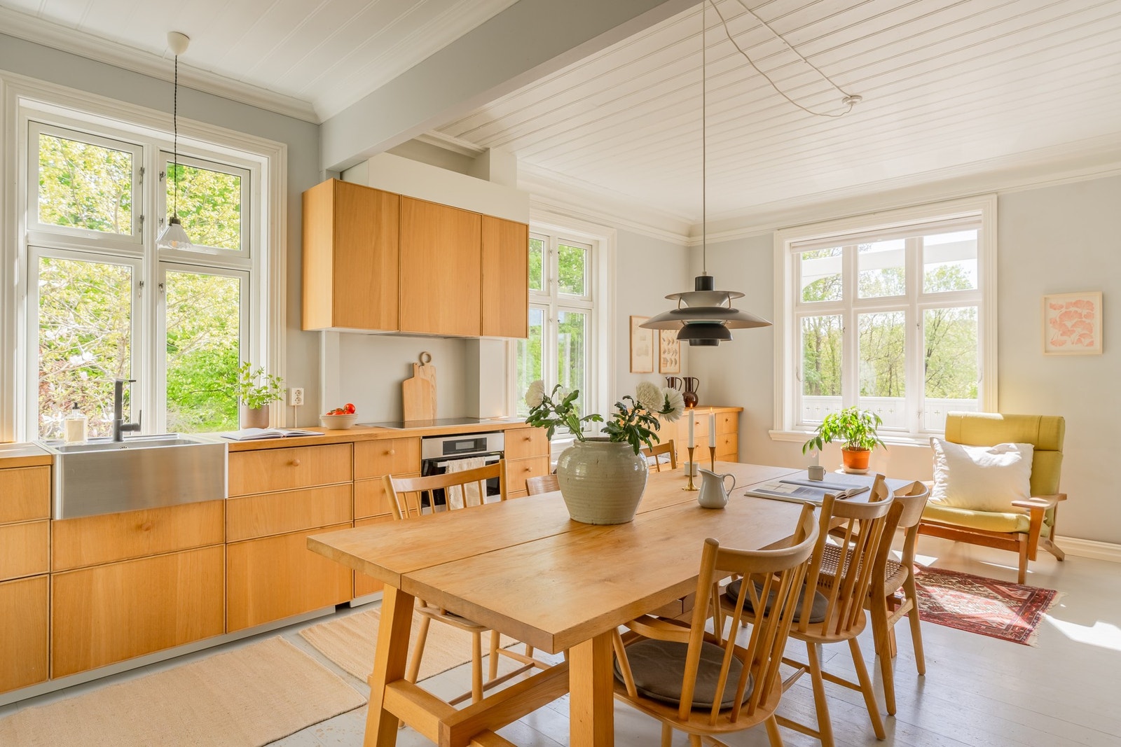 Her er det god plass til et stort spisebord hvor familie og venner kan samles til lange måltider og hyggelige sammenkomster. Galleribilde