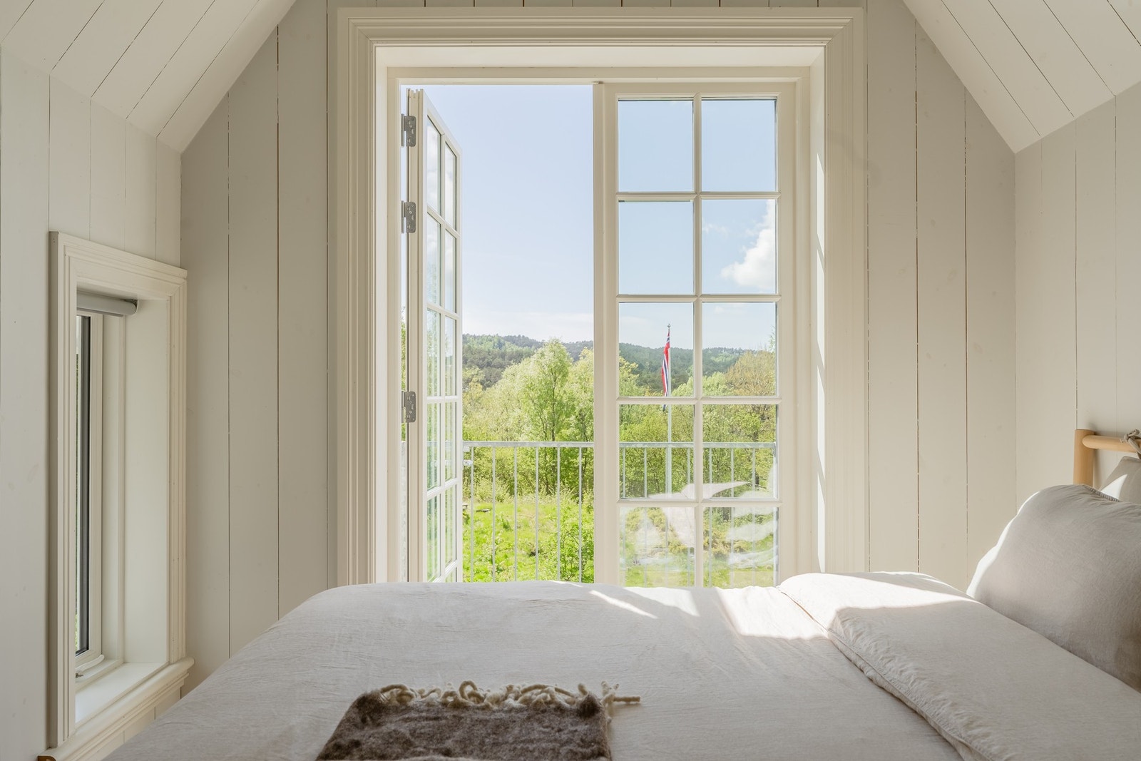 Soverommet byr på en sjelden kombinasjon av ro, lys og utsikt. Galleribilde
