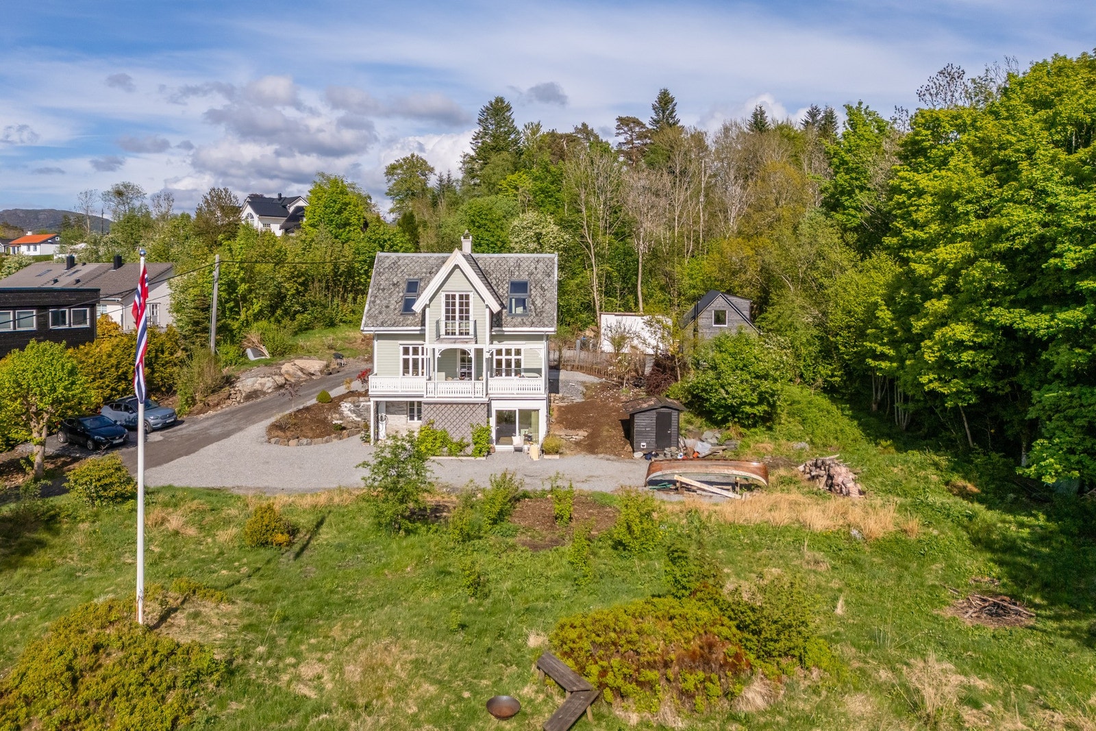 Det er drenert rundt hele huset og alle vannrør og avløp er fornyet i 2016. Galleribilde