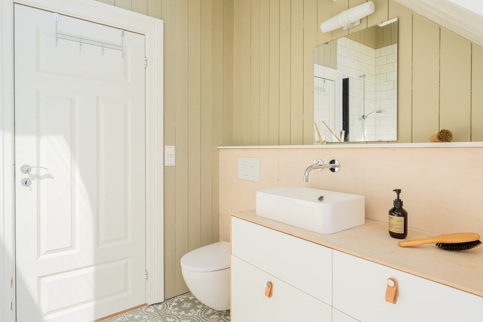 Badet er romslig og har naturlig lysinnslipp som gir en behagelig romfølelse. Galleribilde