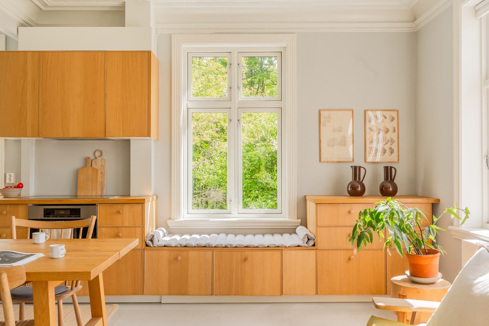 Lekkert kjøkken med IKEA Ekestad-fronter i eik og eikefiner, som harmonerer godt med boligens øvrige materialpalett og uttrykk. Galleribilde