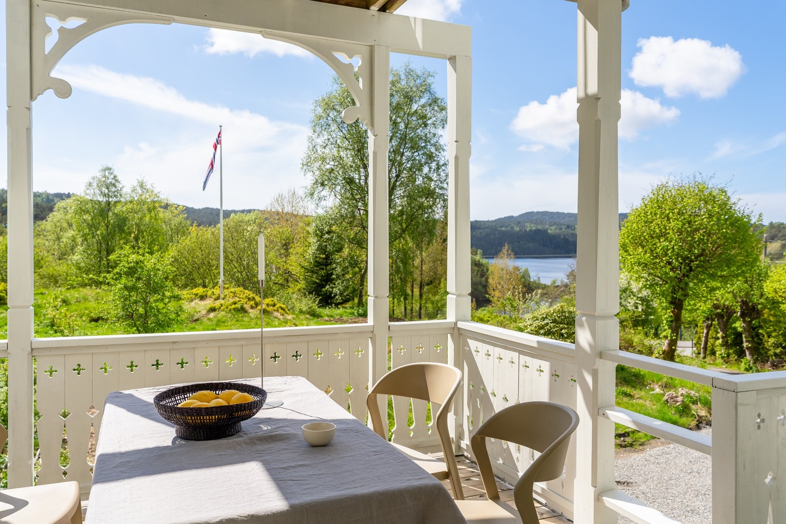 Med vakker utsikt over vannet og det naturskjønne nærområdet. Galleribilde