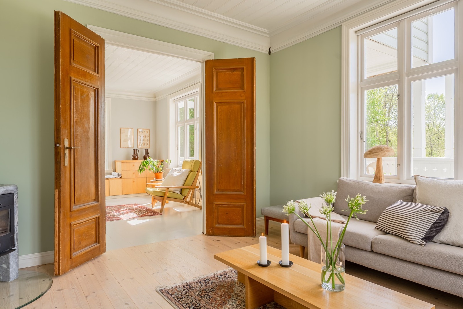 I stuen er det Andersen 4 ovn med kleberstein som både skaper hygge og gir god varme på kjølige dager. Galleribilde