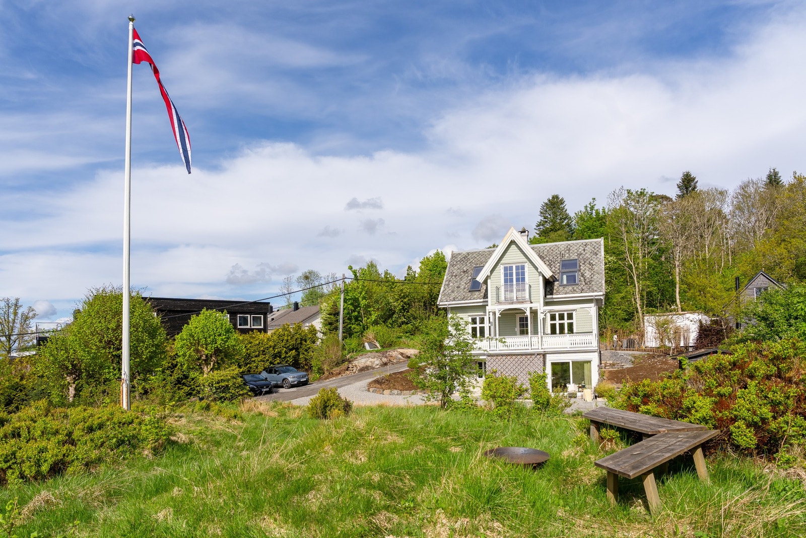 Isolering av nytt tak og etterisolering av vegger er utført økologisk med innblåsing av
trefiber (Isocell) som puseter. Galleribilde
