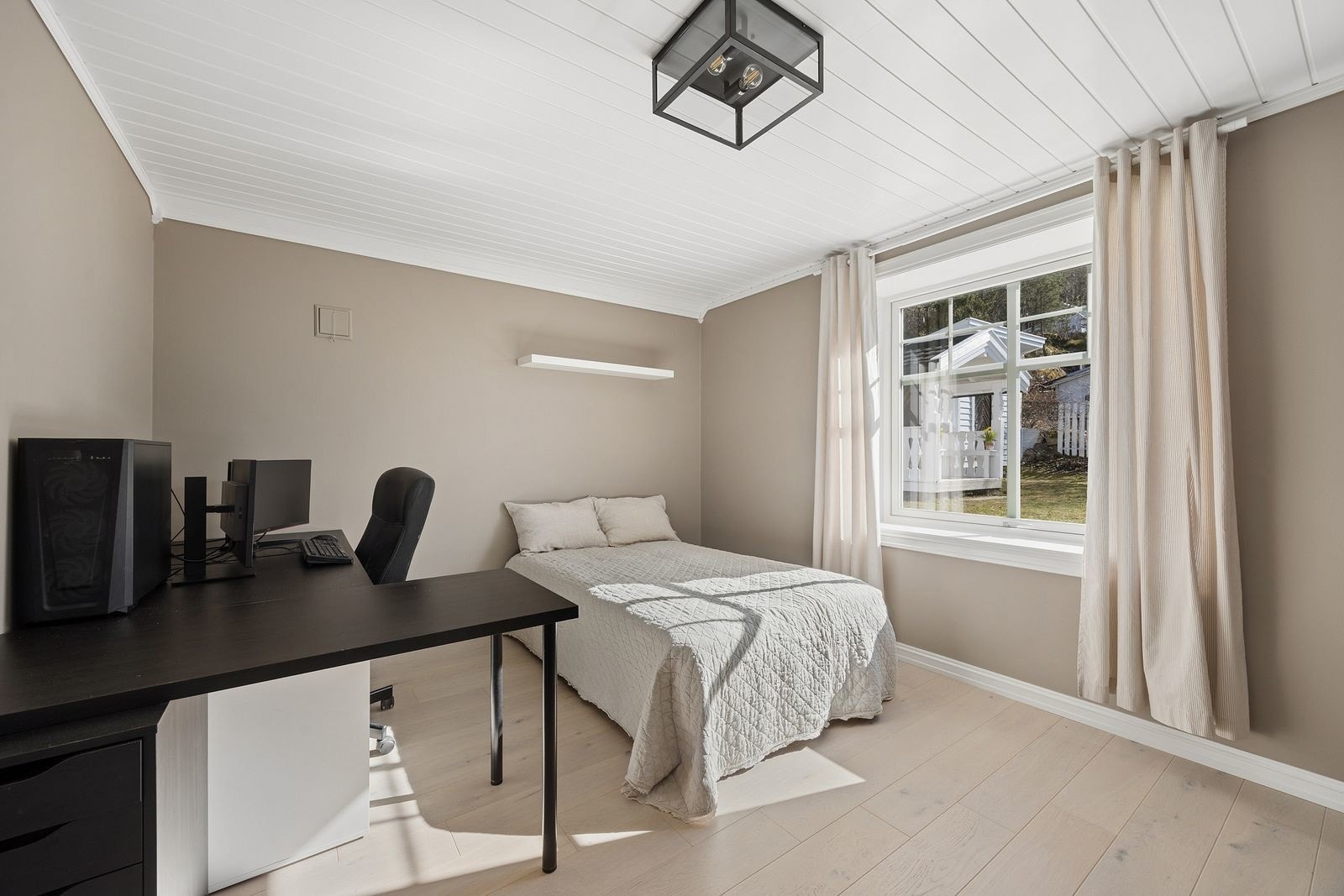 To gode soverom med fleksible bruksmuligheter. Hovedsoverommet fremstår som en privat suite med walk-in garderobe og direkte utgang til terrasse og hage Galleribilde