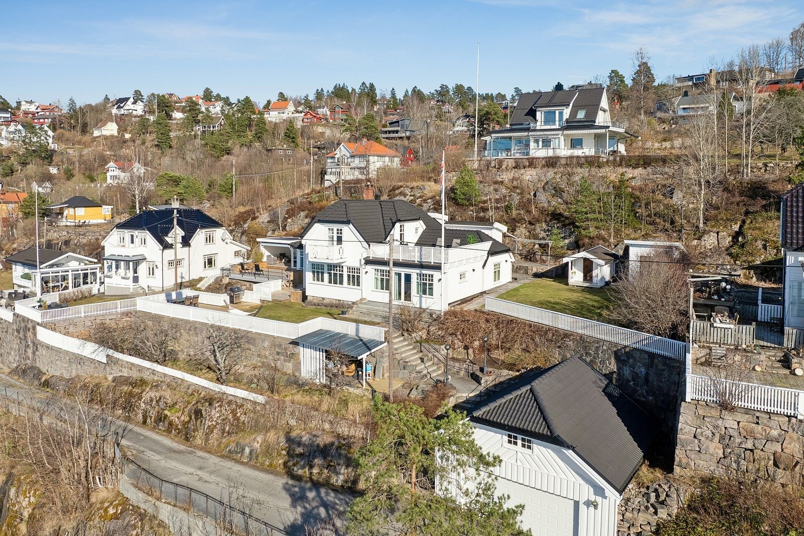 En unik mulighet til å sikre seg en eiendom som sjeldent omsettes. Eiendommen har en idyllisk og attraktiv beliggenhet på Fjellstrand, i et veletablert og barnevennlig boligområde. Galleribilde