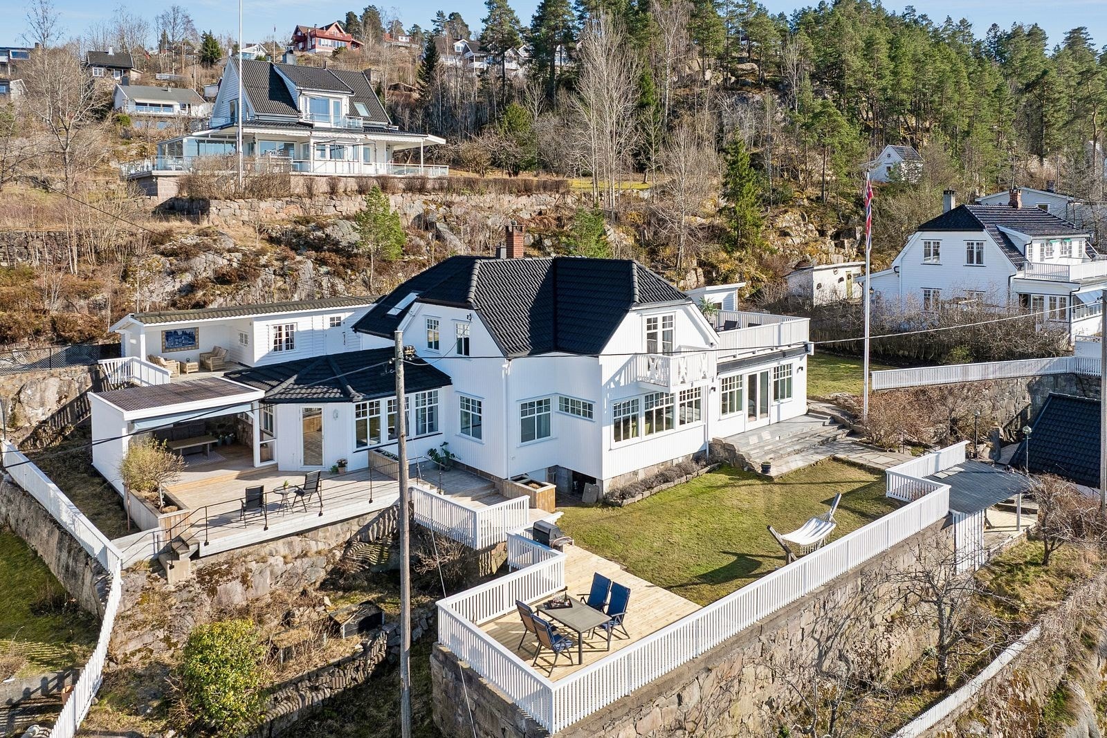 En sjelden eiendom med panoramautsikt, svært generøse utearealer og fleksible bruksmuligheter. Galleribilde