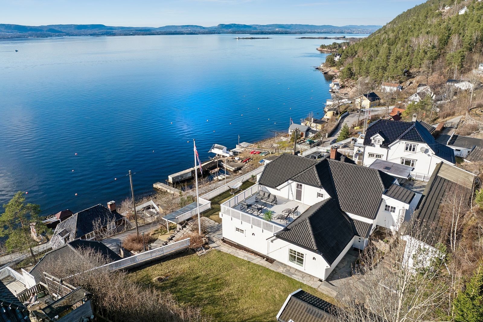 Store terrasseflater, gode solforhold og gjennomtenkte løsninger inne og ute gir en bolig som kombinerer komfort, privatliv og livskvalitet. Galleribilde