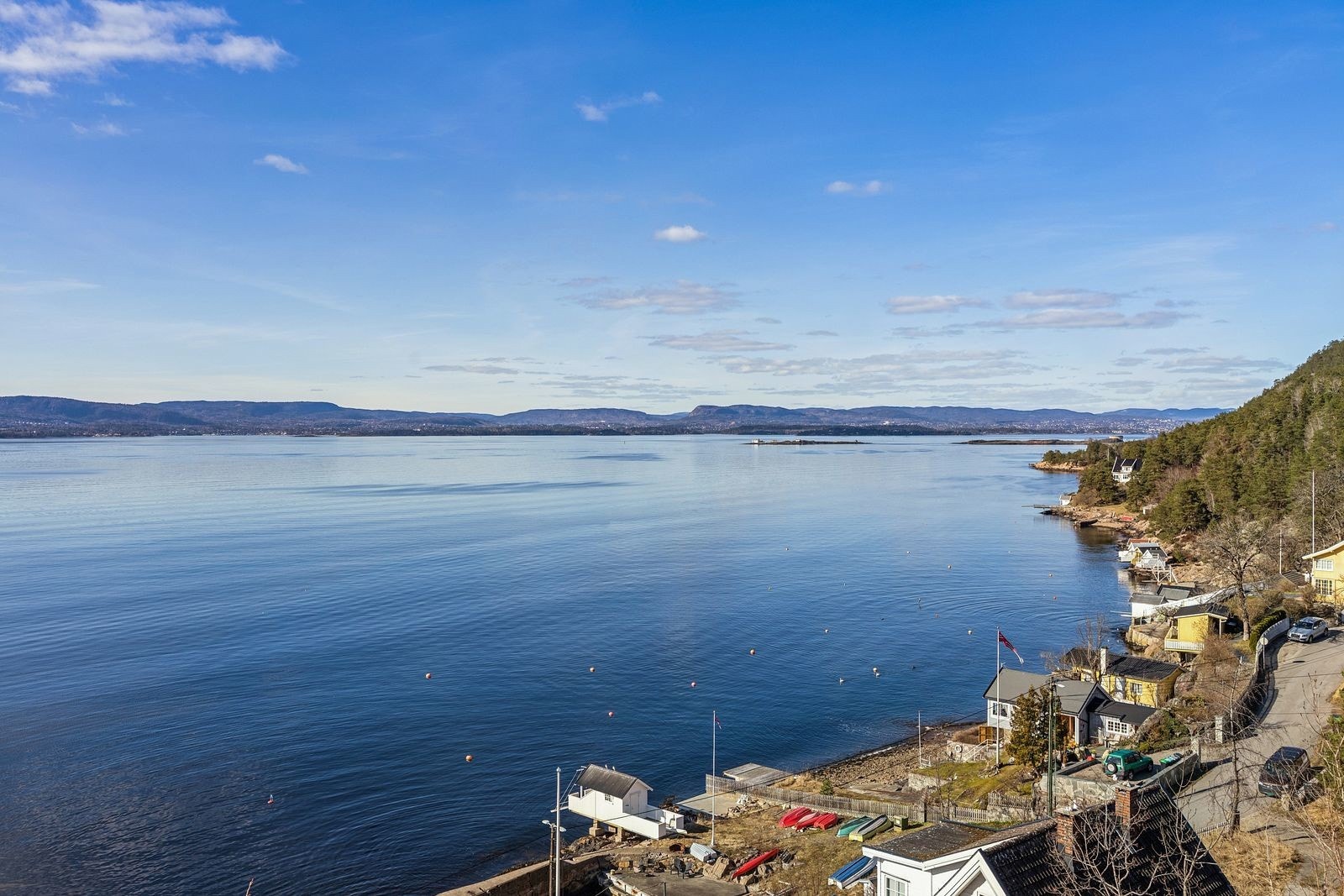 Fjellstrand er et naturskjønt og attraktivt område med nærhet til både Oslofjorden og marka med mange muligheter for friluftsliv. Galleribilde