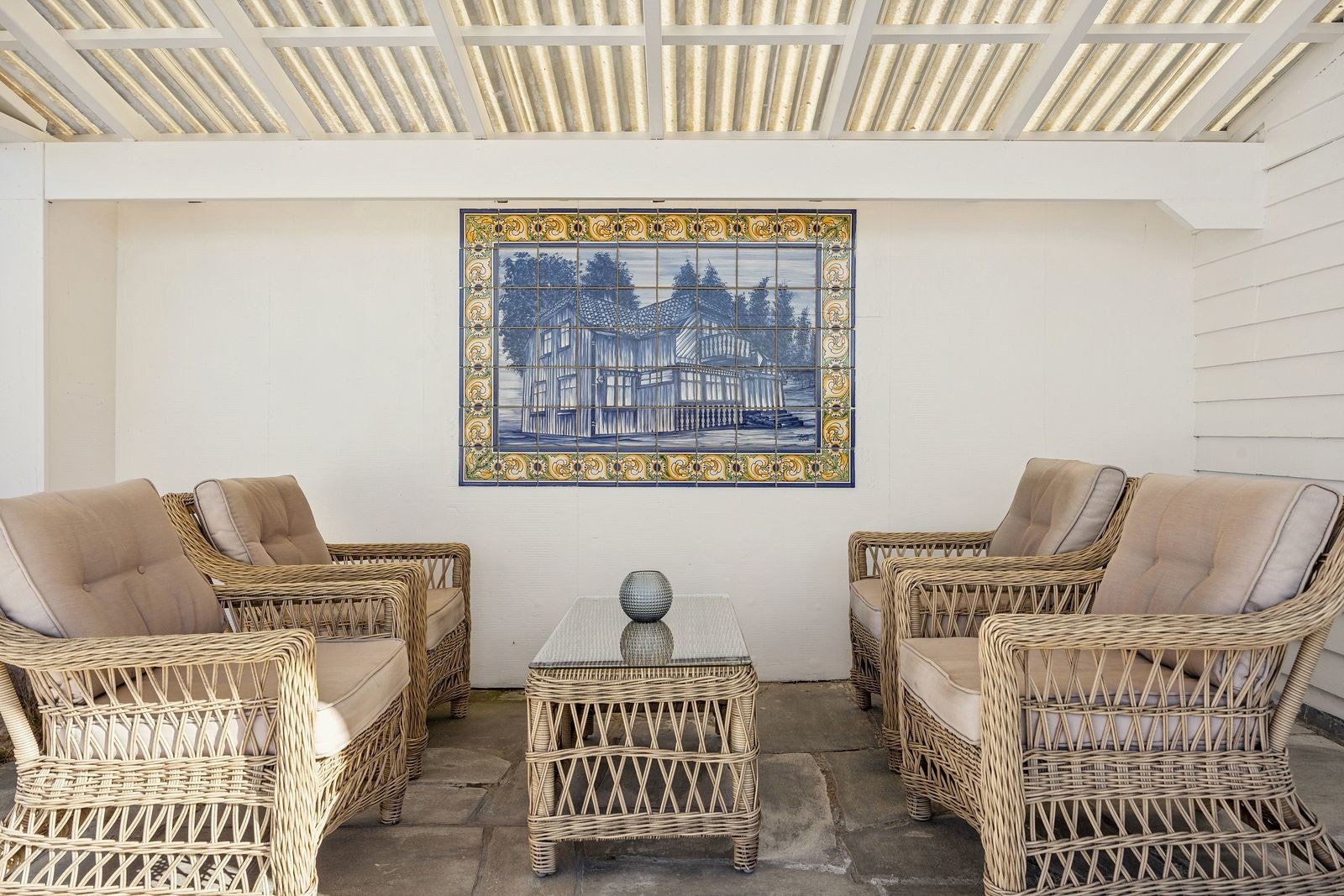 Ute er det mange hyggelige soner, hagestuer, gressplen og terrasser. Galleribilde