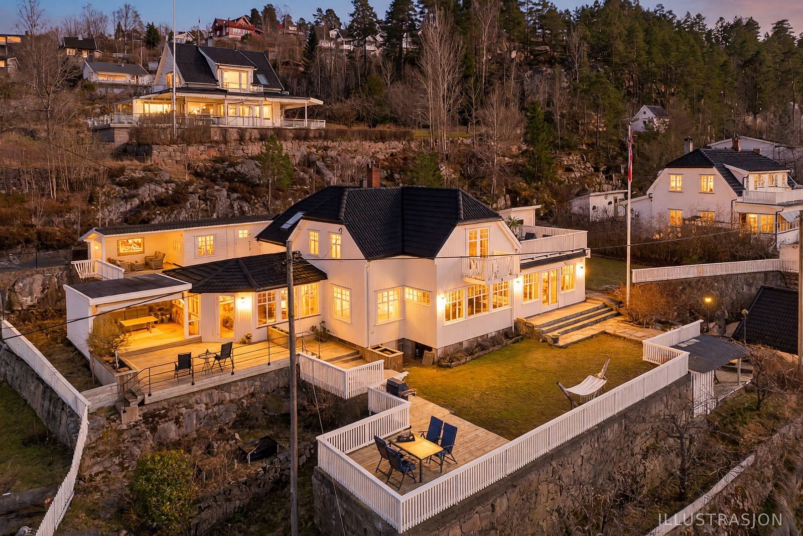Velkommen til Villa Solaas. Innholdsrik og velholdt enebolig med hybel, dobbeltgarasje samt et innredet anneks. Bildet er redigert med AI. Galleribilde