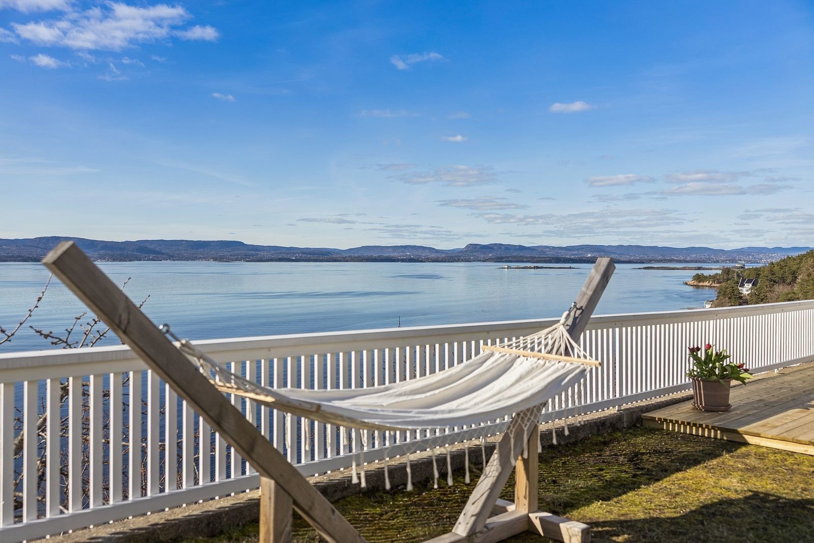 Litt ferie hver dag! Boligen kan også benyttes som en eksklusiv fritidsbolig ved sjøen - bare 48 minutter fra Oslo! Nesodden kommune har ikke boplikt. Galleribilde