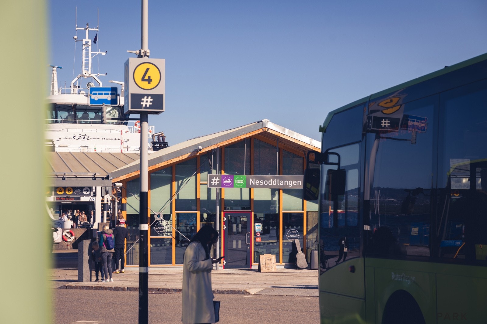 Det er kort vei til bussforbindelser som tar deg til Nesoddtangen brygge, og herfra båten videre til Aker Brygge på ca. 20 minutter og Lysaker på ca. 8 minutter. Galleribilde