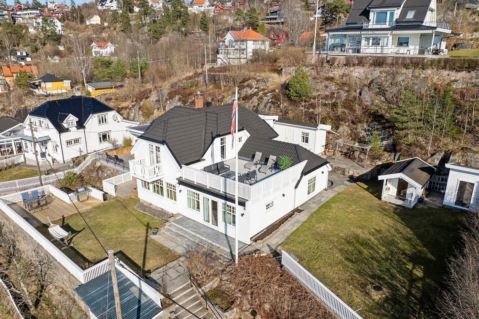 Eiendommen ligger høyt og fritt i terrenget med en fantastisk utsikt som må oppleves. Galleribilde