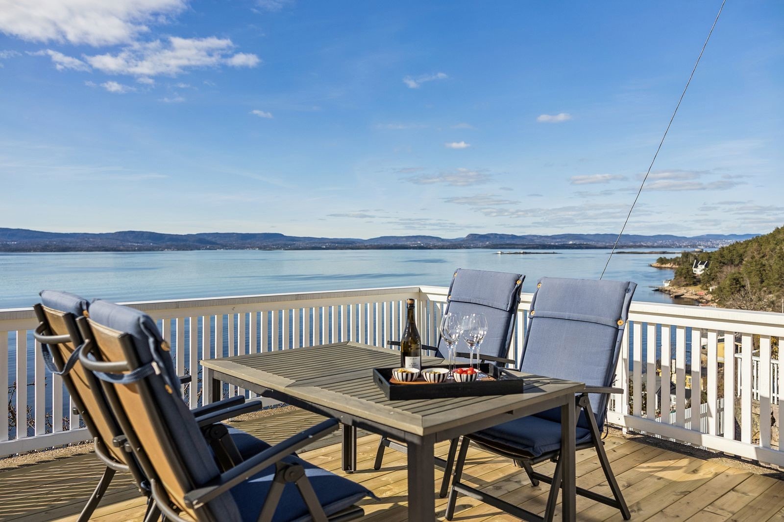 Direkte utgang til en imponerende terrasse med fantastisk utsikt. Dette er et utemiljø som virkelig forlenger boligen - perfekt for lange sommerdager, hyggelige kvelder og sosiale sammenkomster.3 Galleribilde