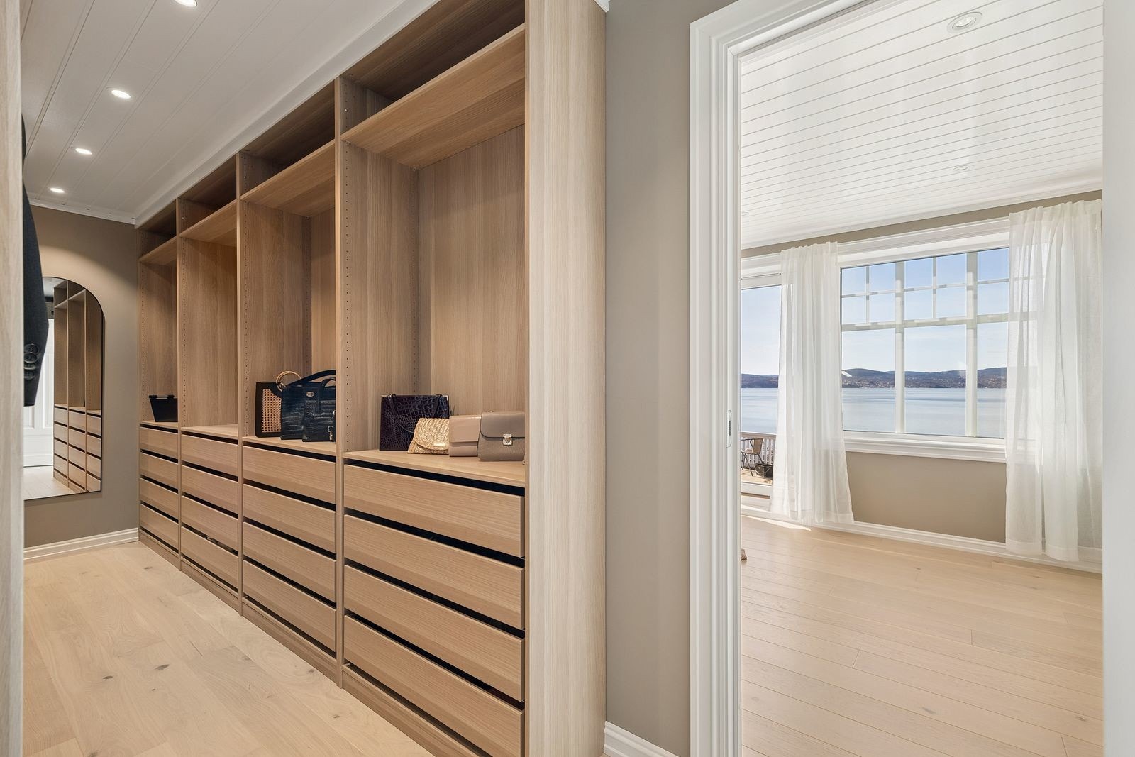 Hovedsoverommet har stor walk in garderobe. Galleribilde