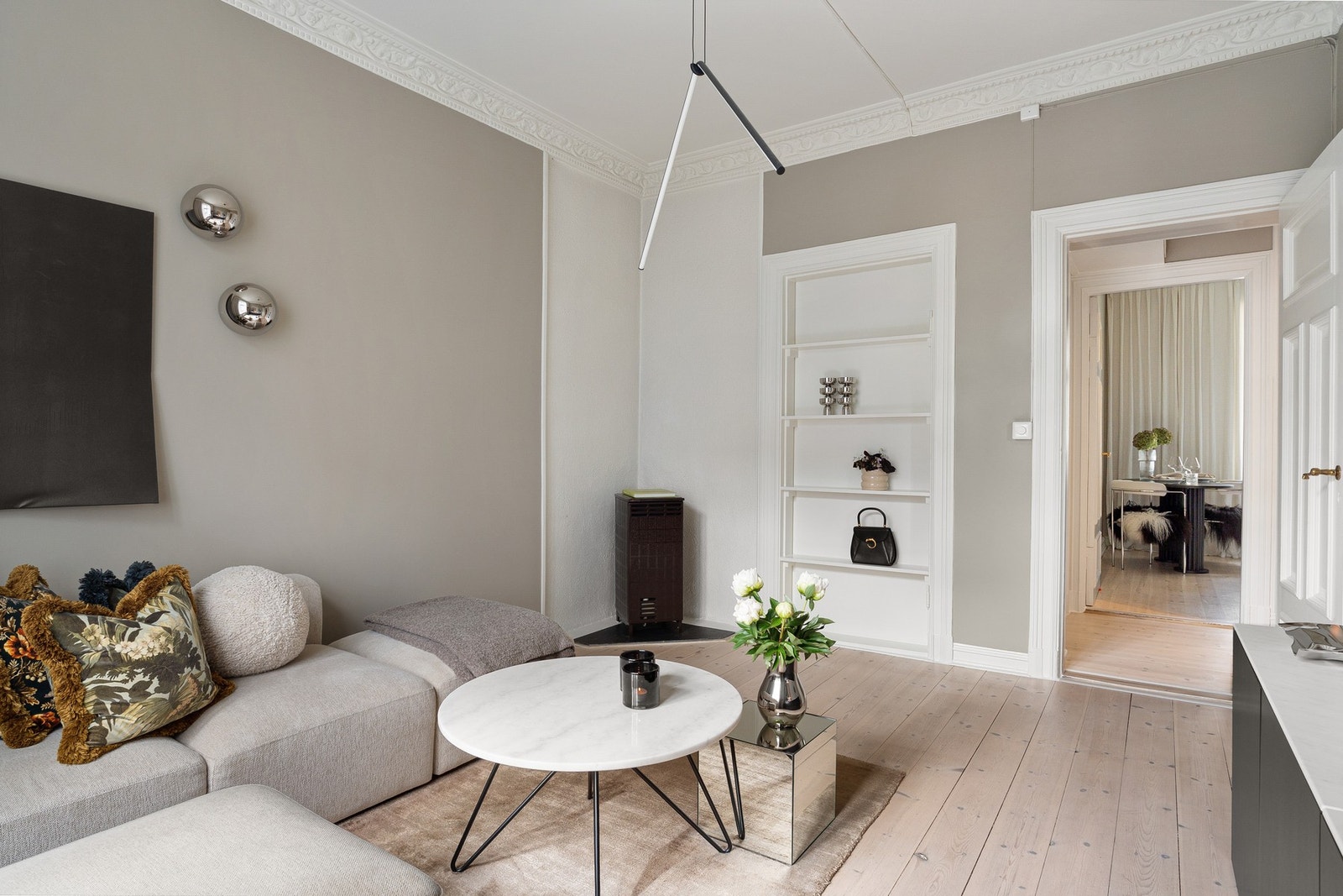Boligen er godt bevart hvor gulvet er slipt og lakket, tak er spraylakkert for å bevare rosett/stukkatur, vegger sparklet og malt. Galleribilde