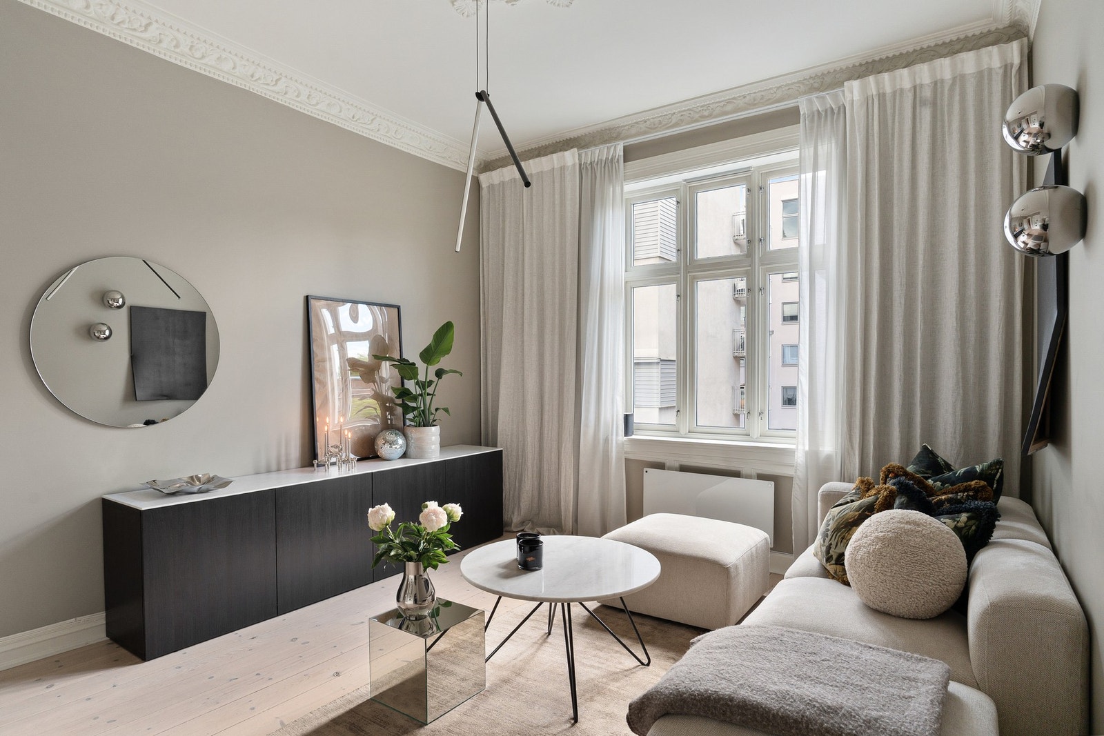 De klassiske elementene som originale rosetter og stukkatur, massive tredører og håndtak - restaurert hos gullsmed, gir leiligheten særpreg og ekstra sjel. Galleribilde