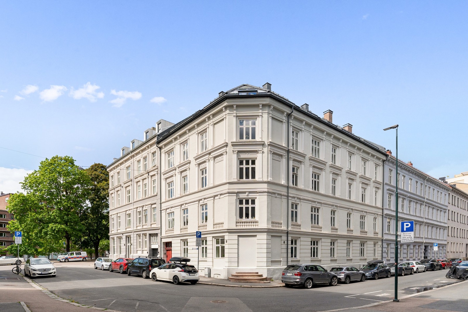 Leiligheten ligger ideelt til - skjermet og fredelig, men med byliv og servicetilbud rett utenfor døren. Kort vei til kollektivtransport og parkering. Galleribilde