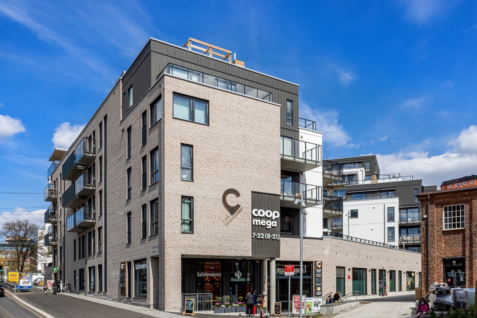 Carl Berner Torg med sitt yrende folkeliv og gode utvalg av butikker. Her finner du bla Carls med store og små opplevelser, under ett og samme tak. Fordelt over en kafé og bar, restaurant, uteservering, vinbar. Galleribilde