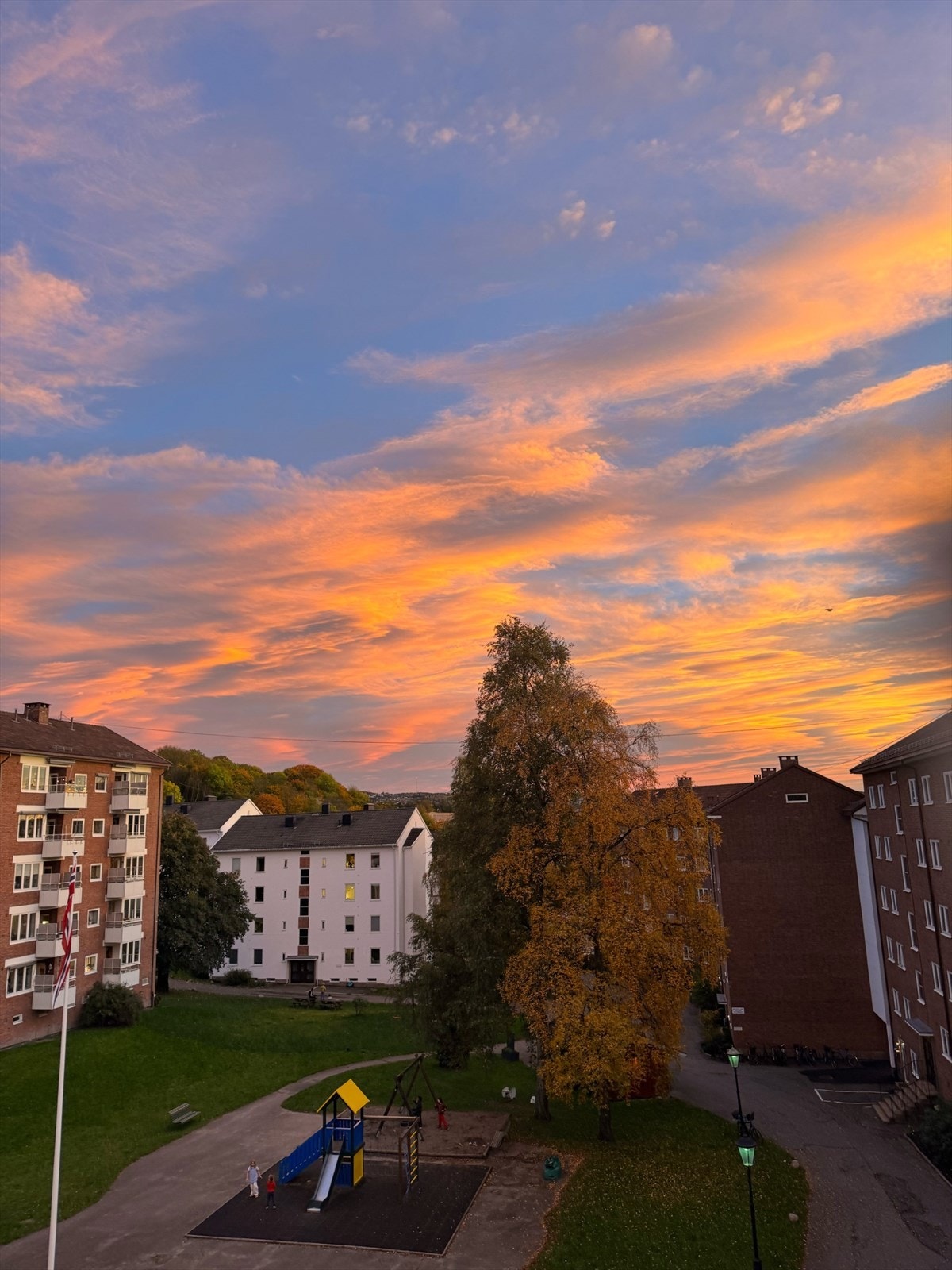 Selgers private bilde av nydelig solnedgang fra balkongen. Galleribilde