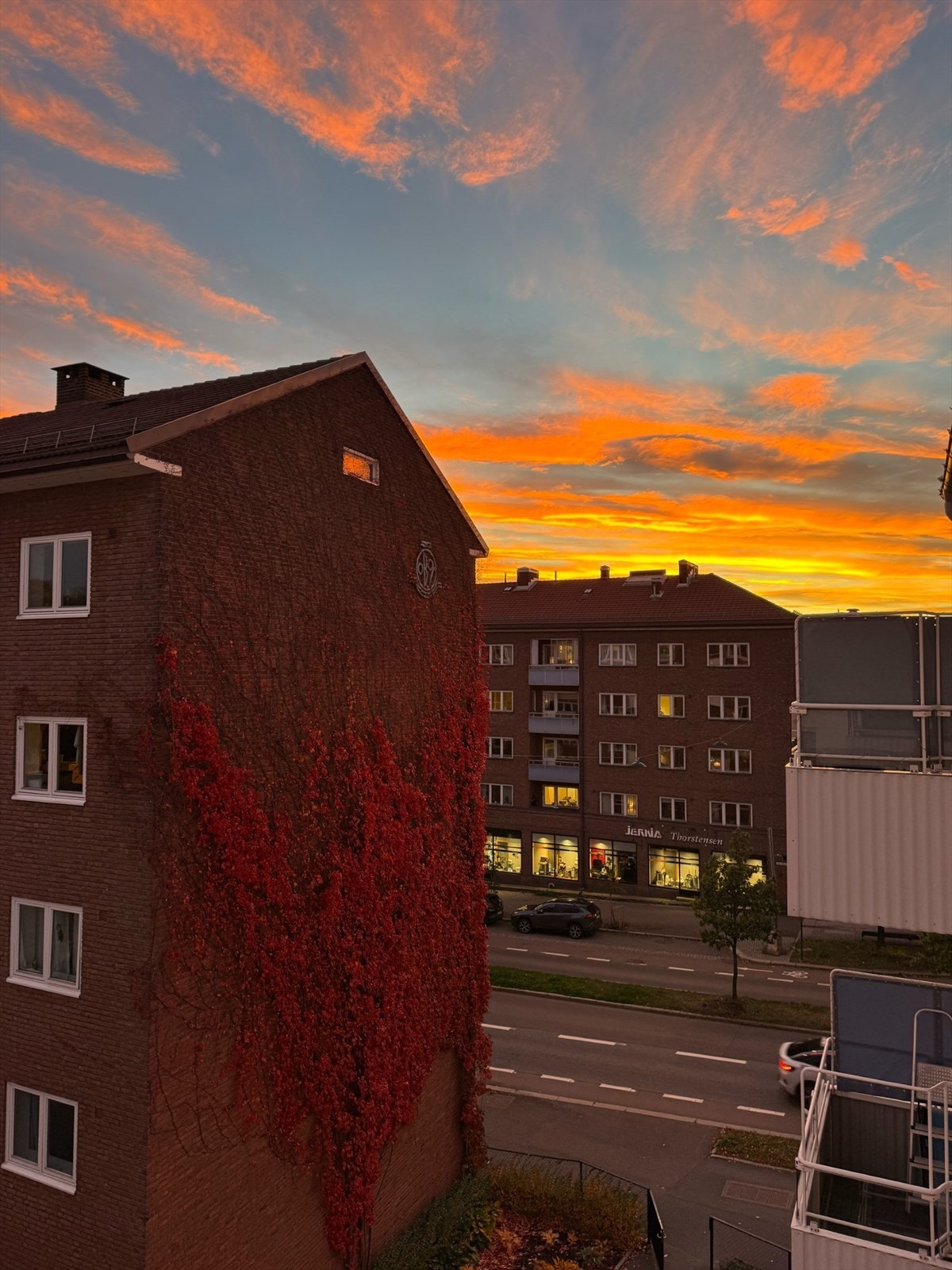 Selgers private bilde av nydelig solnedgang fra balkongen. Galleribilde