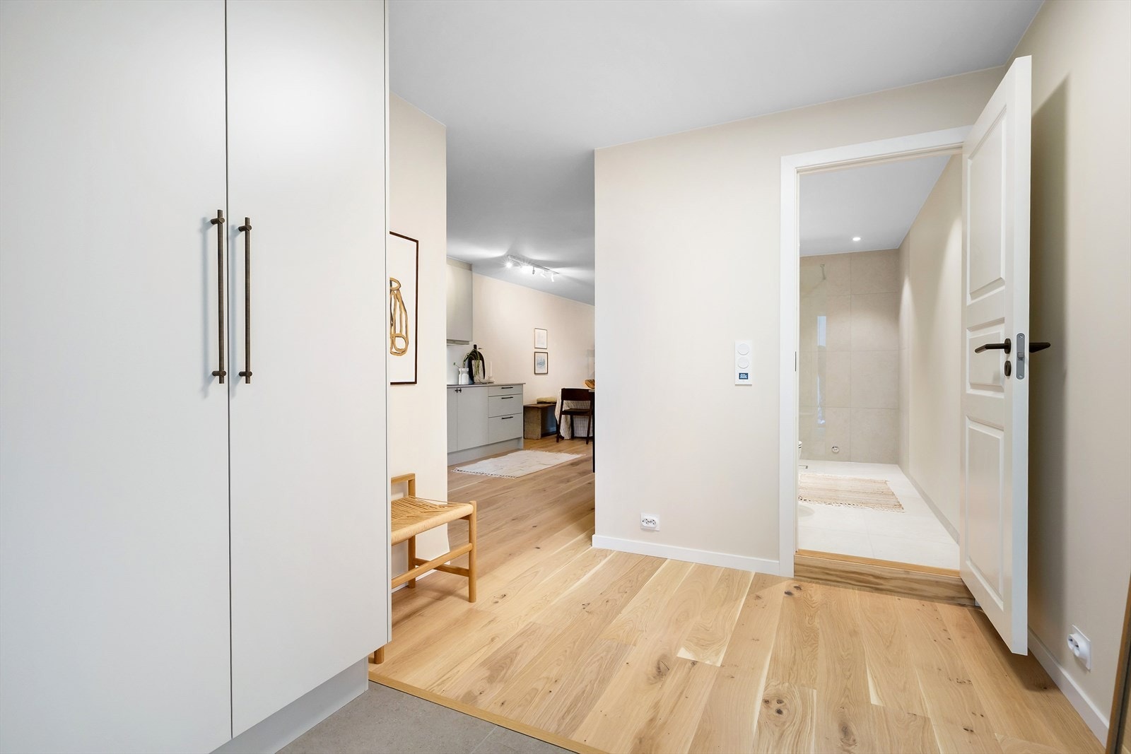 Stor hall med garderober fra HTH Galleribilde