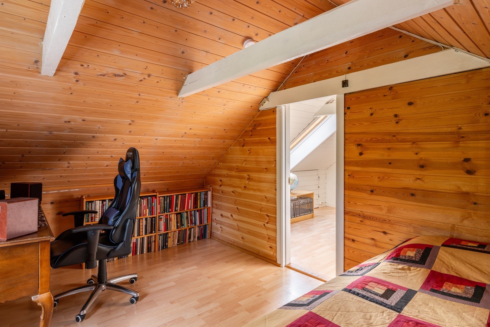 Rommet er romslig nok til både seng og en egen kontorplass. Galleribilde