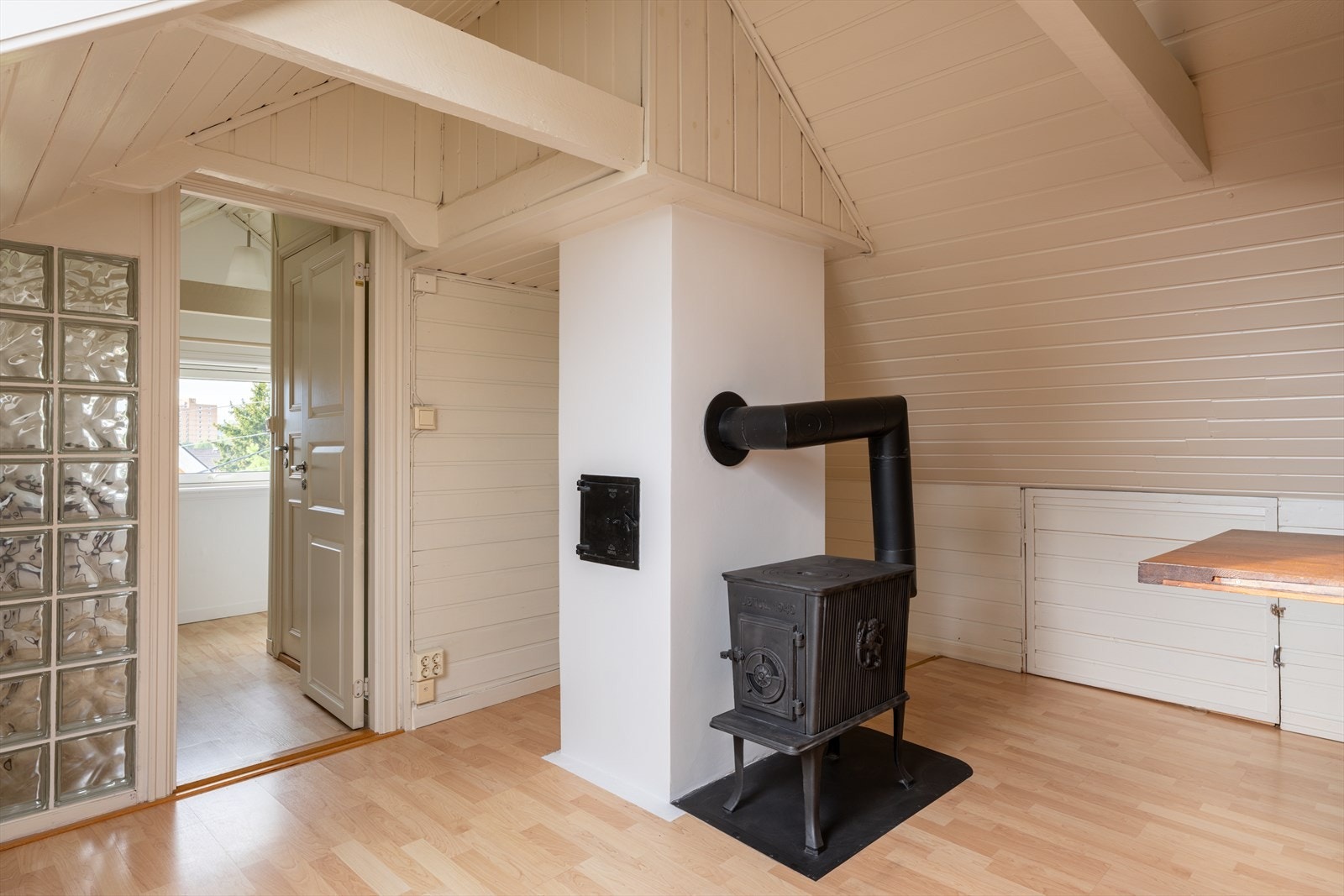 Vedovnen på loftet gir en varmeeffektiv og hyggelig varmekilde. Galleribilde