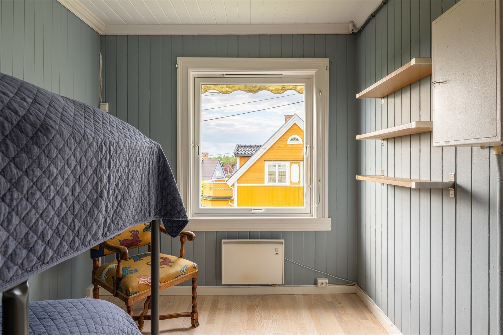Romslig soverom i første etasje. Galleribilde