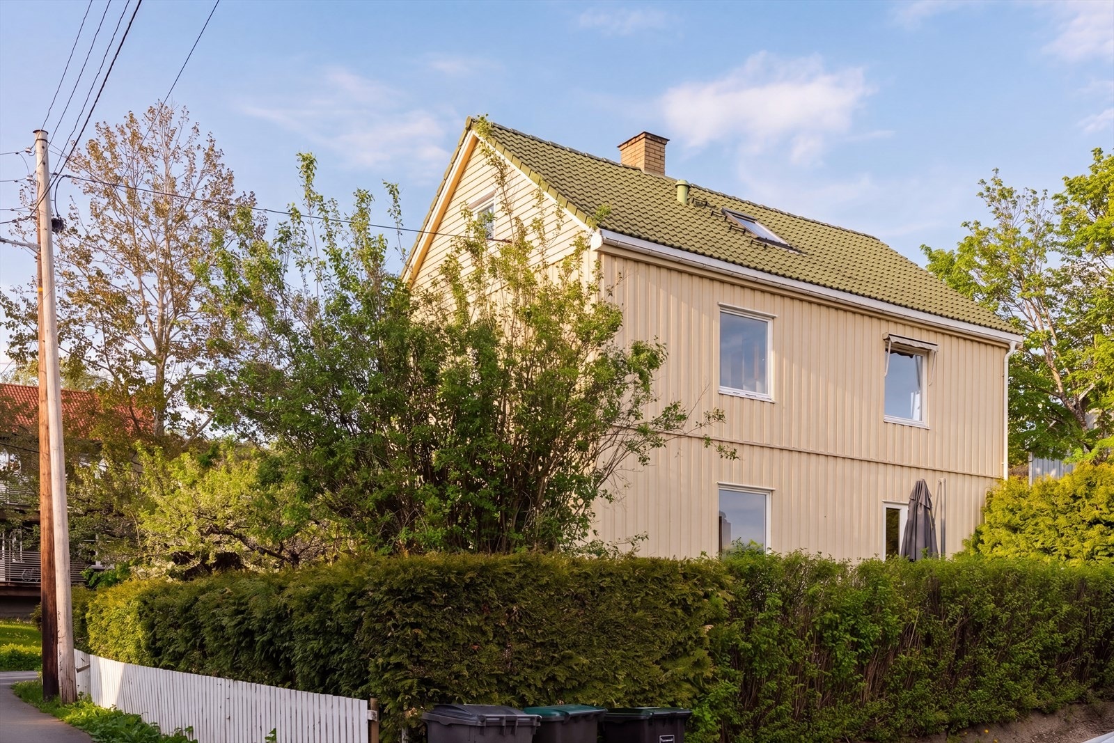 Området preges av lite trafikk og en fredelig atmosfære, med en blanding av veletablerte naboer og nye familier. Galleribilde