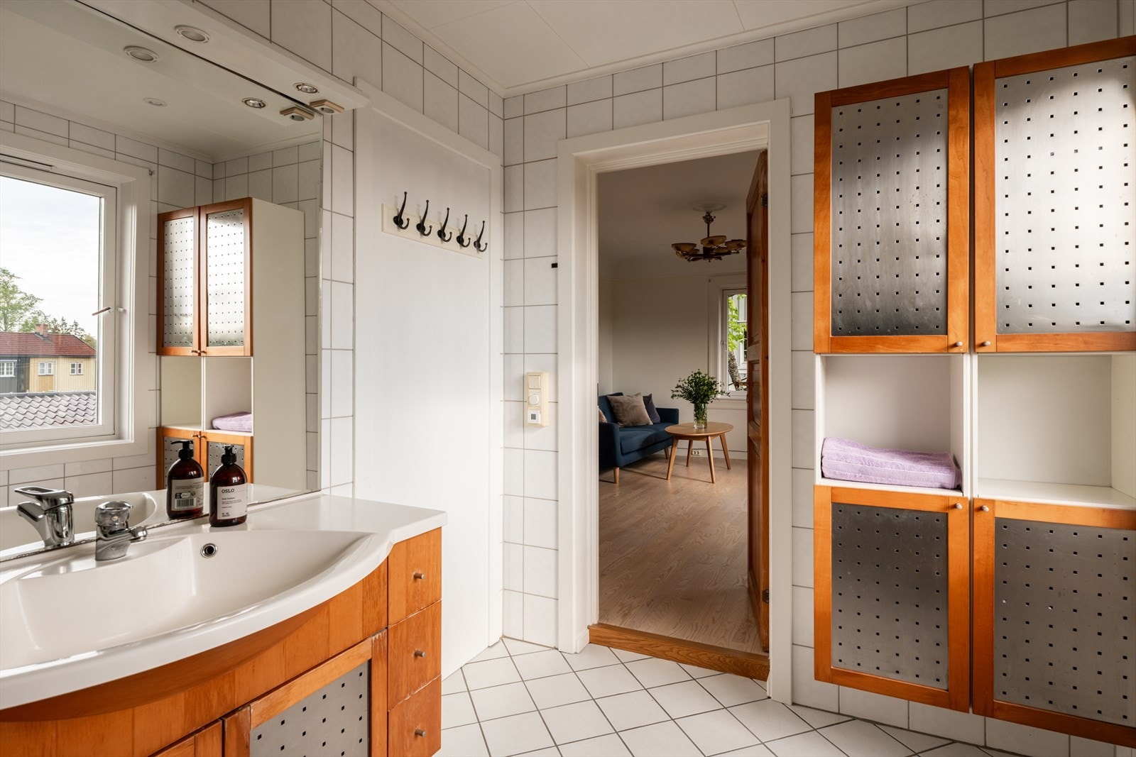 Praktiske skap gir god oppbevaringsplass på badet. Galleribilde