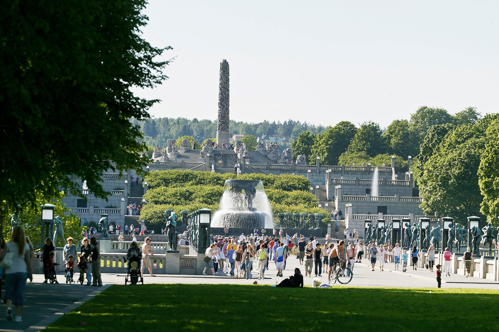 Frognerparken er et populært rekreasjonsområde med store grønne sletter og flotte turstier. Galleribilde