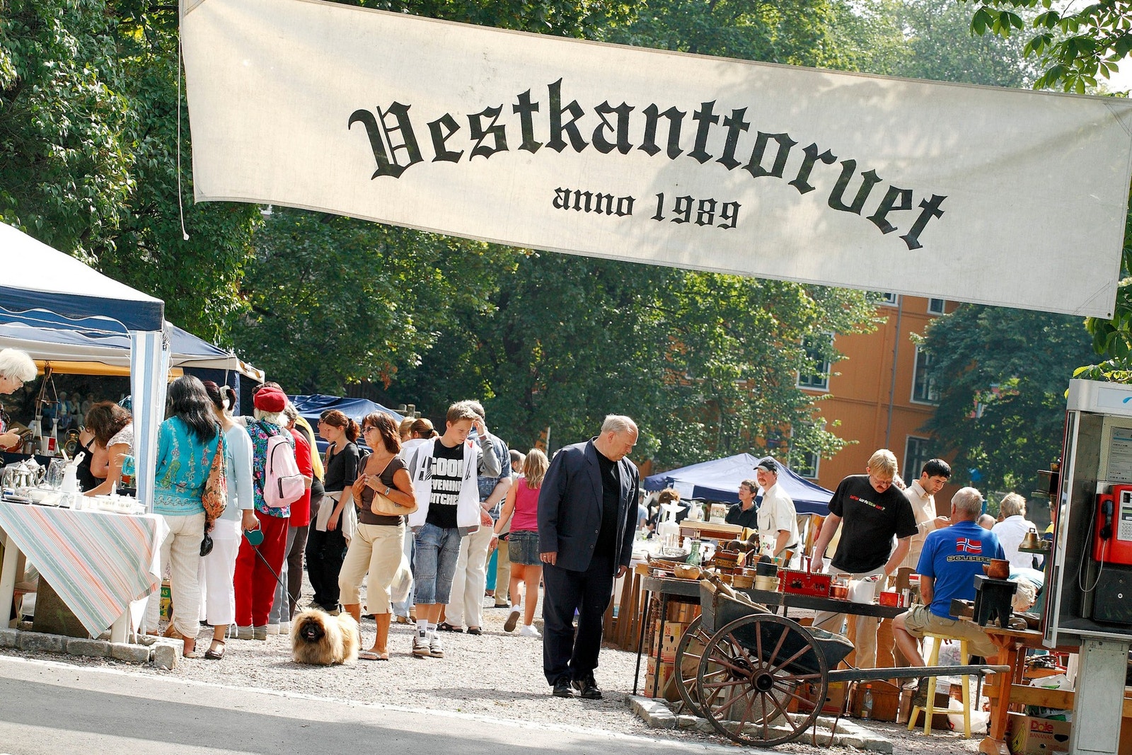 En spasertur fra boligen ligger Vestkanttorvet. Her finnes Oslos eldste og største faste brukt- og antikkmarked, etablert i 1989. Markedet ligger på Frogner, på hjørnet av Professor Dahls gate og Neubergsgate, og arrangeres hver lørdag fra mars til desemb Galleribilde