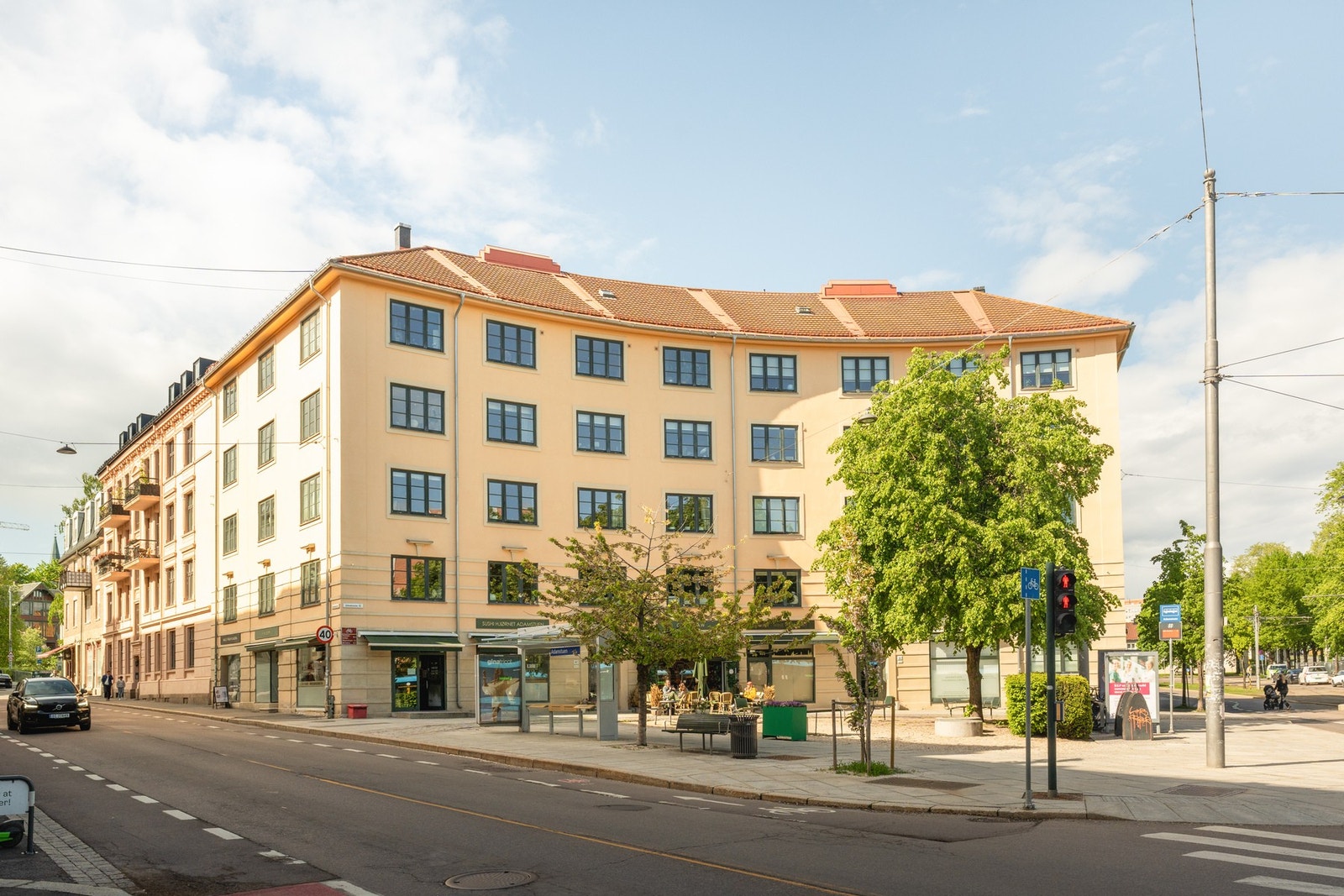 Hjørnebygget har en markant plassering i bybildet, med enkel tilgang til Ring 2. Galleribilde