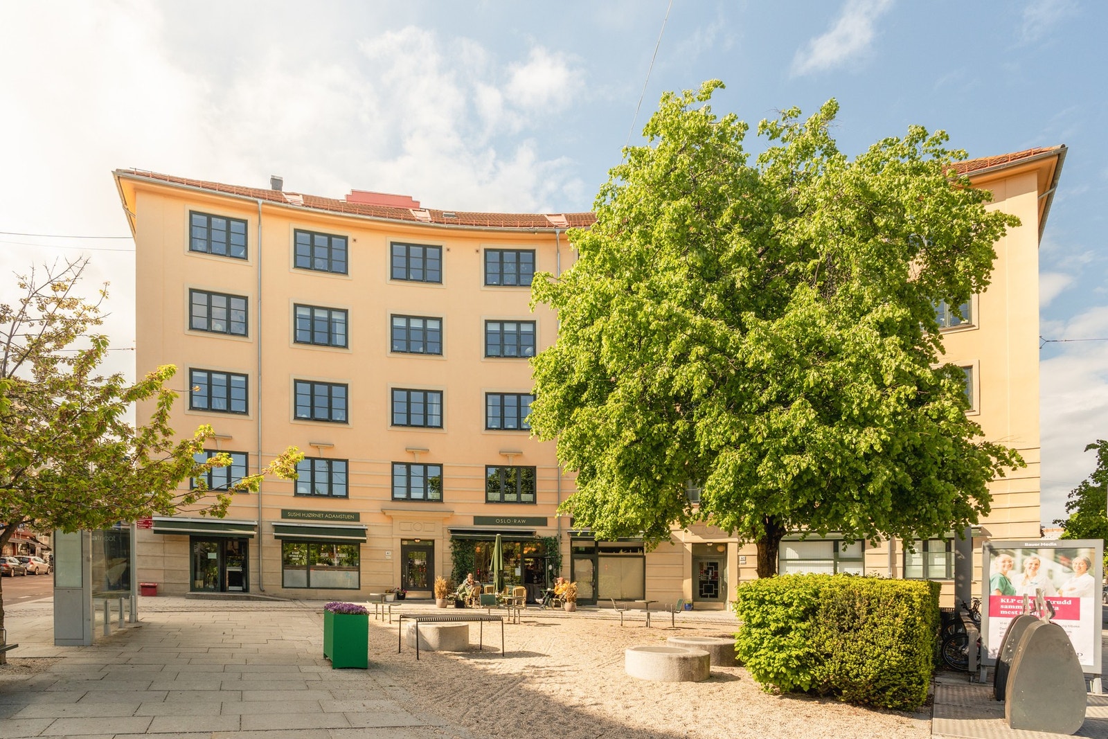 Klassisk bygård fra 1929, sentralt plassert ved torget på Adamstuen. Galleribilde