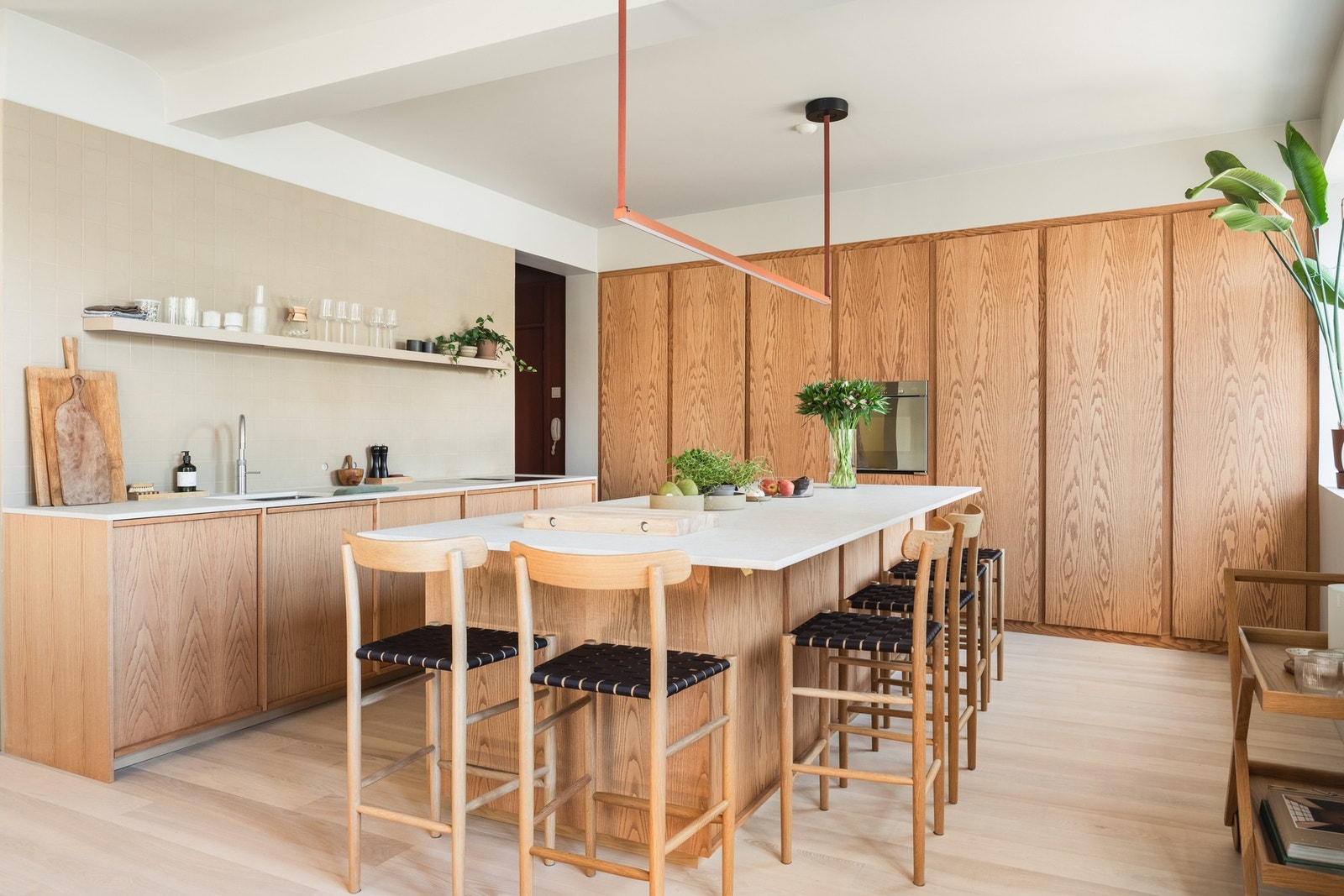En stor kjøkkenøy med Dekton-benkeplate gir rikelig med både arbeidsflate og sosialt samlingspunkt. Galleribilde
