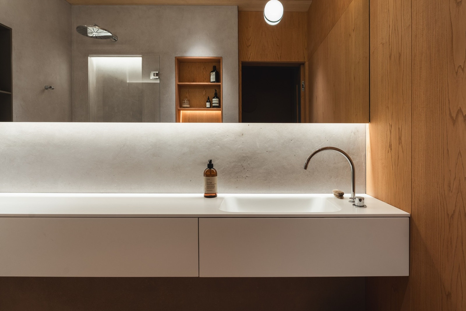 Hovedbadet ble totalrenovert og utvidet i 2023 og har heldekkende servantplate i Corian, innebygde blandebatterier og varmekabler i gulvet. Alle baderomsarmaturer på hovedbadet er fra danske Vola. Galleribilde