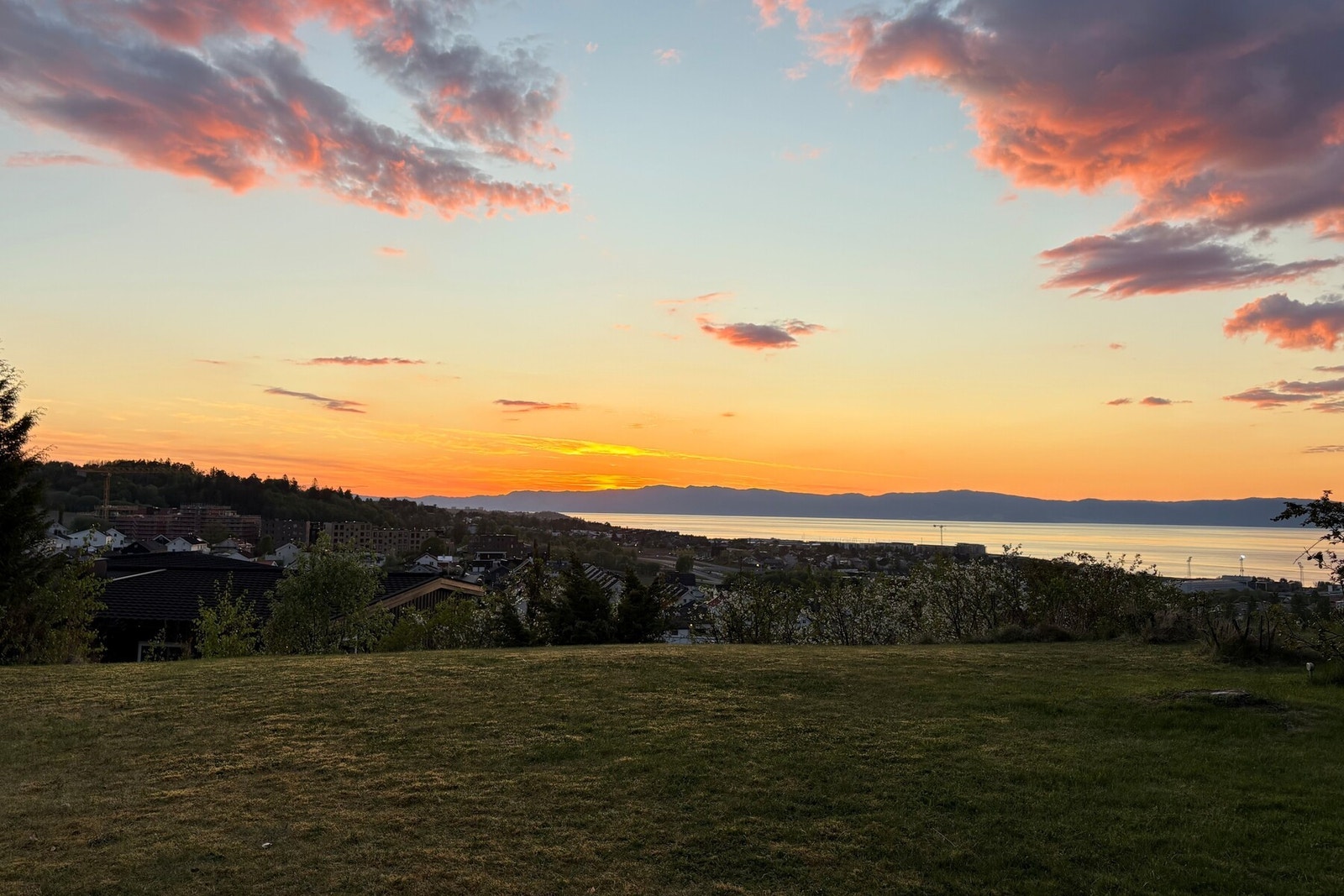 Her nyter man lang solgang til og et flott lys og himmelspill ved solnedgang. Galleribilde