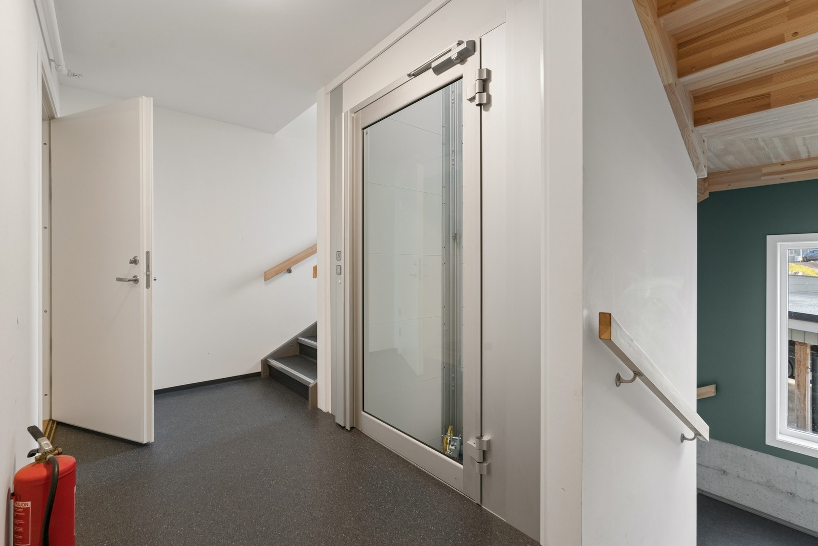 Leilighetsbygget har heis (løfteplattform). Galleribilde
