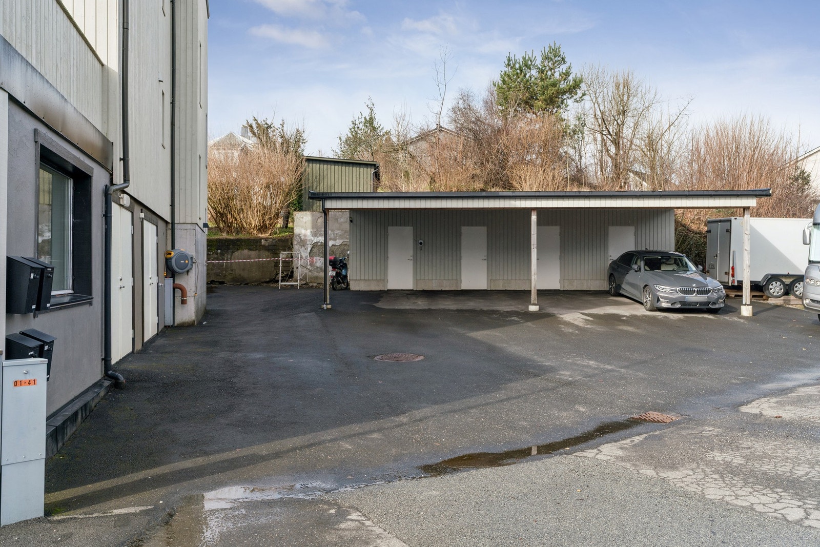 Sameiet har parkering under tak med bod i bakkant. Galleribilde