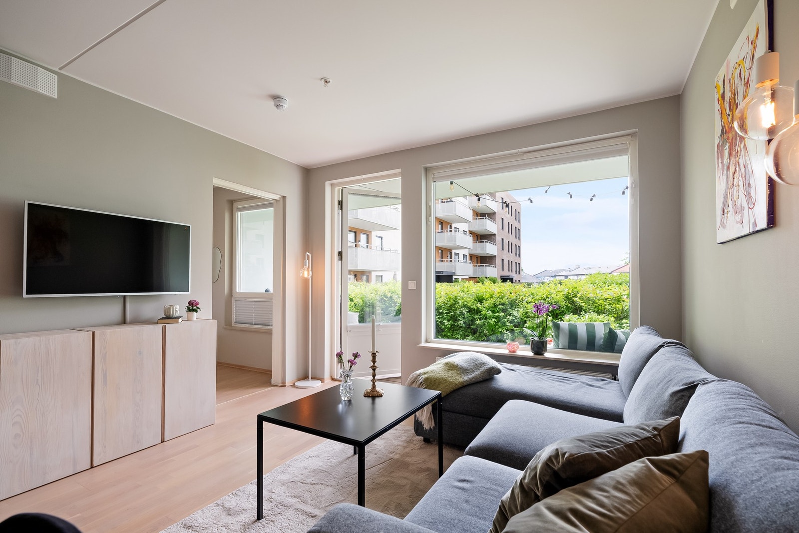 Stuen har gode innredningsmuligheter med plass til sofa, salongbord og mediemøblement. Galleribilde
