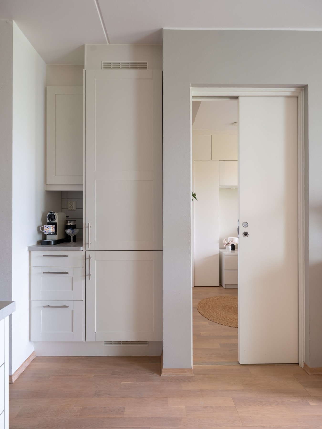 Via plassbesparende skyvedører er det tilgang til boligens soverom. Galleribilde