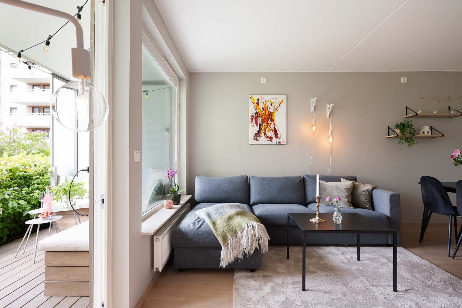 Boligen er malt i moderne fargevalg og har parkett på gulv. Galleribilde