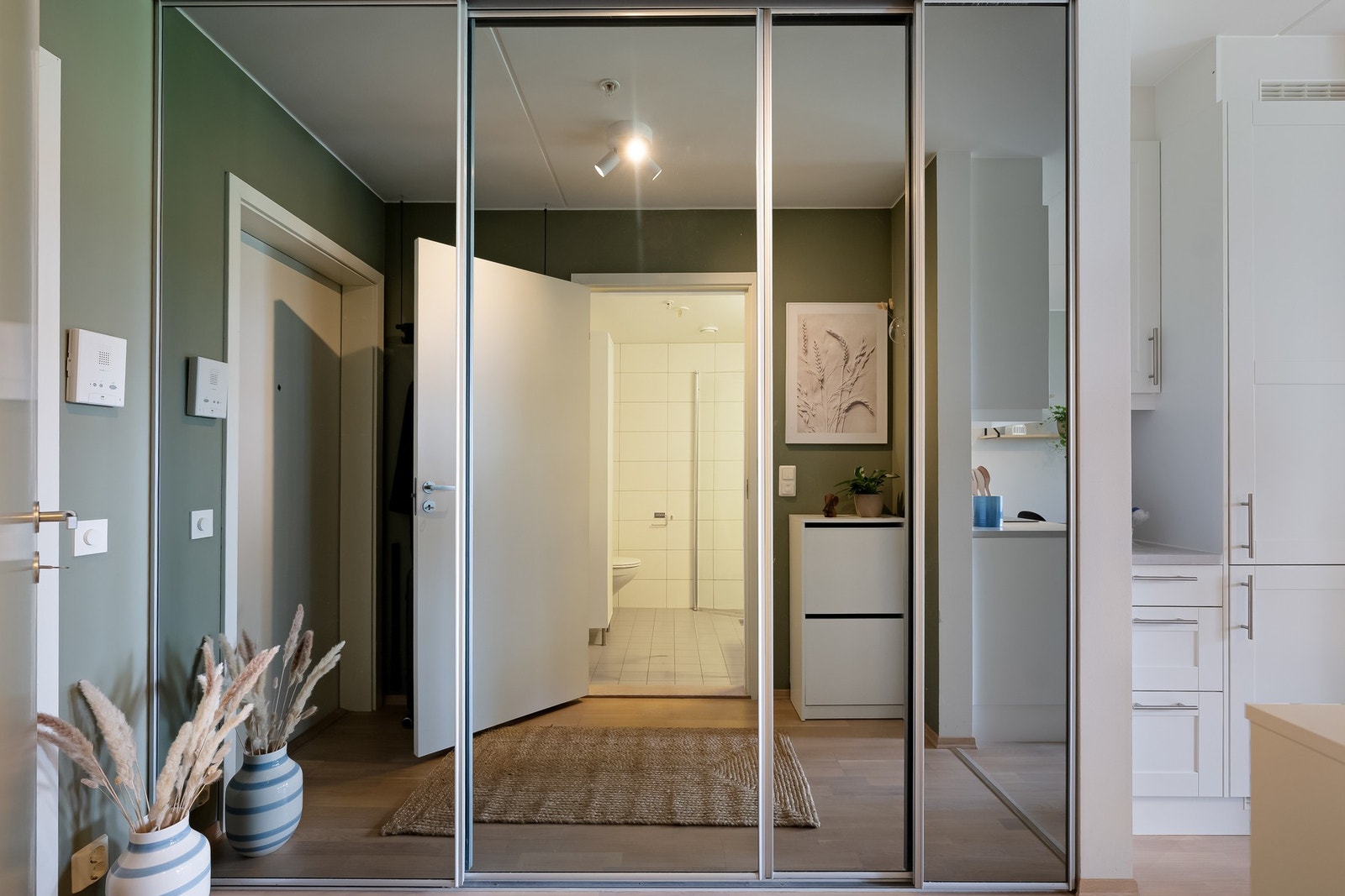 Romslig skyvedørsgarderobe medfølger. Av ekstern lagring disponerer boligen en kjellerbod på 8 kvm. Galleribilde