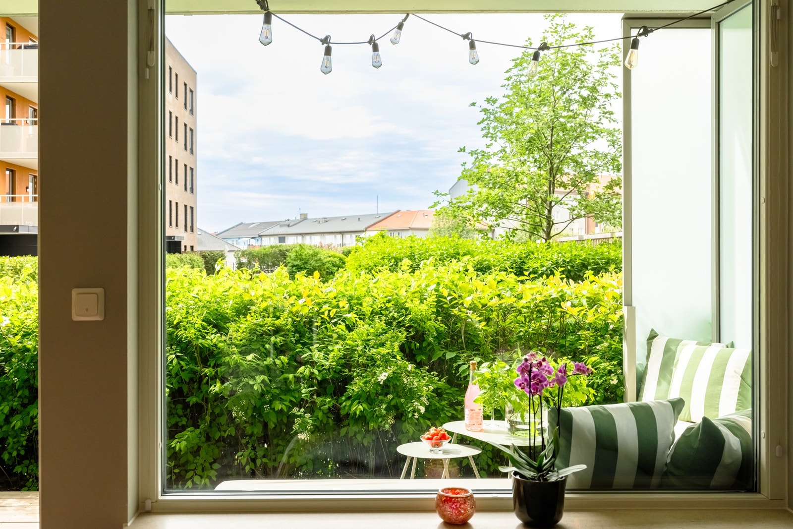 Hele boligen er vendt mot egen uteplass, skjermet for innsyn og med hyggelig utsyn. Galleribilde