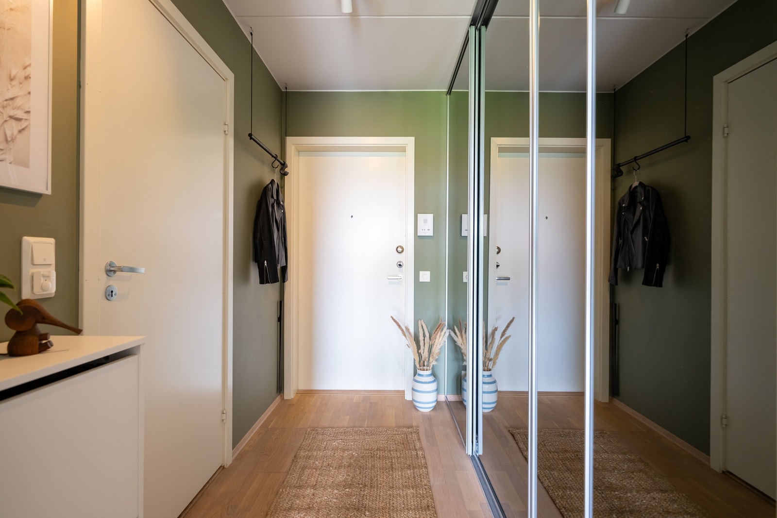 Entréen gir et godt førsteinntrykk av boligen. Galleribilde
